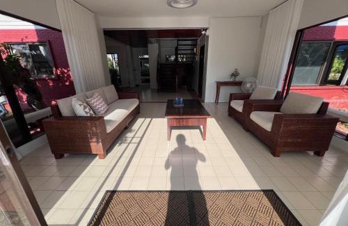 Laem Phak Bia House | Baan Plumeria บ้านภูมิเรีย