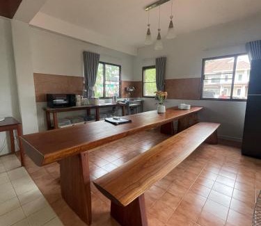 Laem Phak Bia House | Baan Plumeria บ้านภูมิเรีย