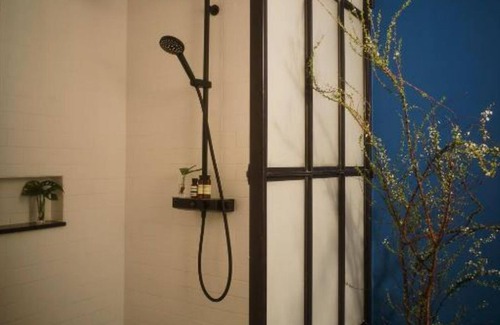 Wat Bowon Niwet Hotel | Baan Tuk Din Hotel