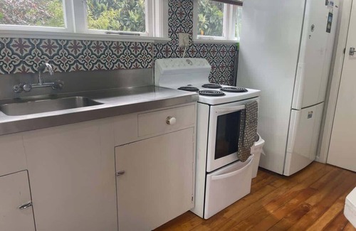 Two Mile Bay House | Bach 70 Summary: Brin