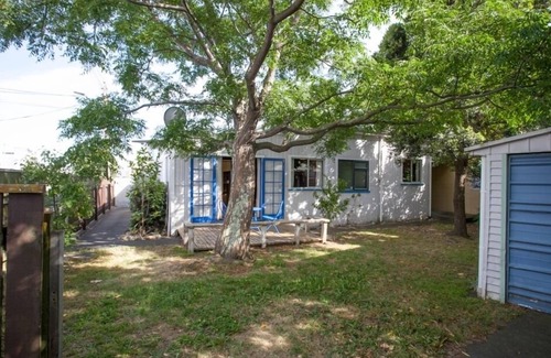 Westshore House | Bach Boy, Charlie. Kiwi Bach with location