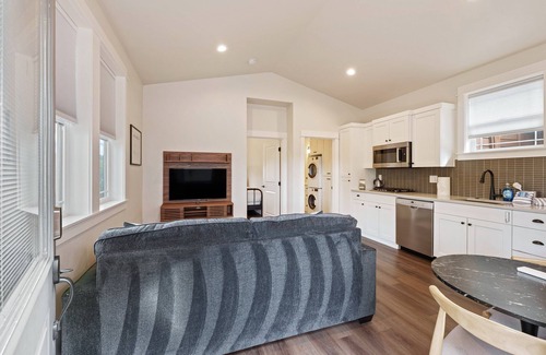 Century West House | Bachelor Bliss - near Mt Bachelor & Trail w/Hot Tub, separate ADU