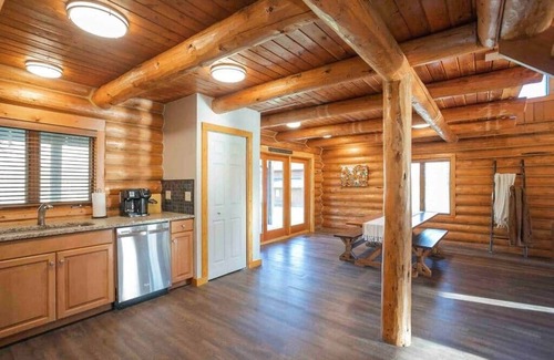 Whites Creek House | Back Porch Lodge on 5 Acres! Pool, Hot Tub, Creek!