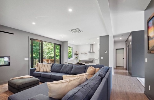 Westholme House | Backyard Bliss! Family and dog friendly home steps from River