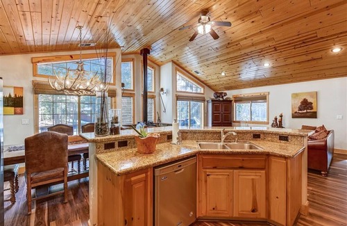 Truckee Cabin | Baden’s Best – Cozy Tahoe Donner Cabin with Hot Tub, Game Room & Forest Views