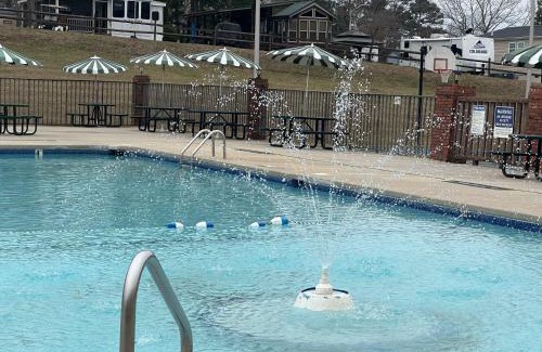 New London House | Badin Shores Lake Home Lots of Amenities