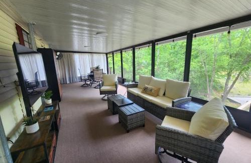 New London House | Badin Shores Lake Home Lots of Amenities