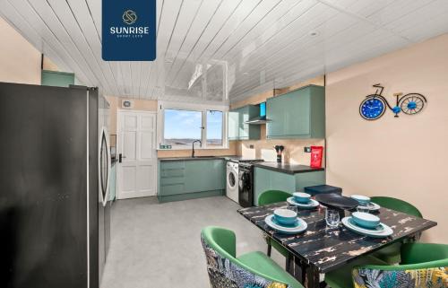 Dundee House | Baffin Townhouse - INVOICE and REDUCED PRICE only via SUNRISE SHORT LETS DUNDEE, 3 bedrooms with 4 beds, Newly Refurbished, Fully Equipped, Free Parking, Amazing Views - Long Stays Available