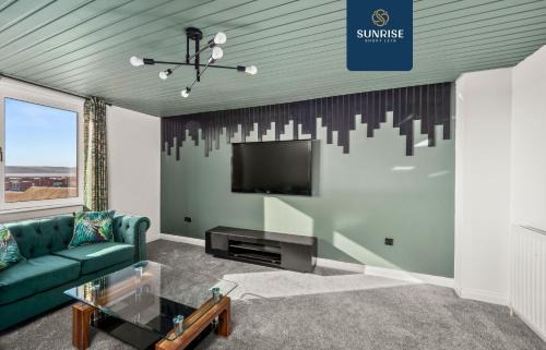 Dundee House | Baffin Townhouse - INVOICE and REDUCED PRICE only via SUNRISE SHORT LETS DUNDEE, 3 bedrooms with 4 beds, Newly Refurbished, Fully Equipped, Free Parking, Amazing Views - Long Stays Available