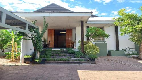 Upington House | Bains House