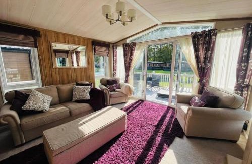 Allerthorpe House | Bakers Lodge with Hot Tub