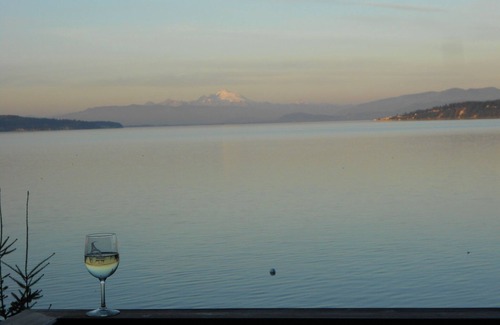 Coupeville House | Bakerview Beach House-BEAUTIFUL OCEAN FRONT LIVING! Pet friendly!