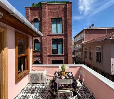 Balat Villa | Balat Rose - Charming Wooden House with Terrace