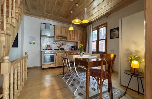 Balat Villa | Balat Rose - Charming Wooden House with Terrace
