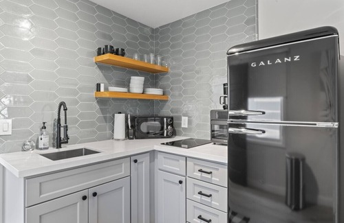 Balboa Island Apartment | Balboa Island Cottage- Air Conditioning! Walk to Ferry!