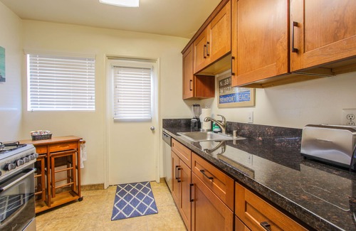 Balboa Peninsula Apartment | "BALBOA SEA ESCAPE" Steps to Beach and Bay *Garage Parking & Air Conditioning