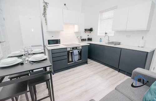 Doncaster House | Balby Casa, king beds,parking,workspace,wi-fi,corporates,pets