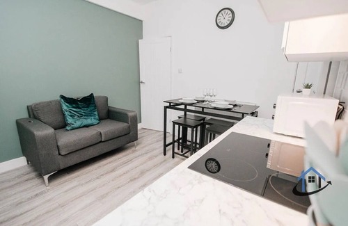 Doncaster House | Balby Casa, king beds,parking,workspace,wi-fi,corporates,pets