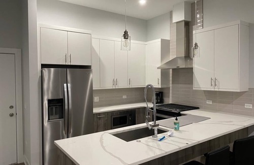 Near West Side Apartment | Balcony CityView Luxury United Center Apartmentn