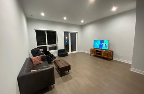 Near West Side Apartment | Balcony CityView Luxury United Center Apartmentn