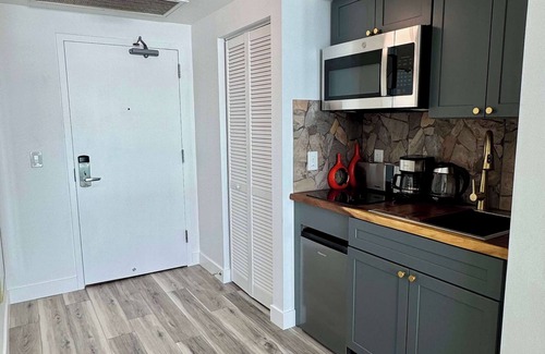 Coconut Grove Condo | Balcony Ocean View ! Pool - WiFi - Gym - Parking