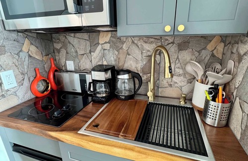 Coconut Grove Condo | Balcony Ocean View ! Pool - WiFi - Gym - Parking