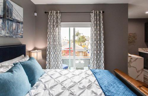 University Heights Apartment | Balcony-studio-wd-walk-to-restaurants&park