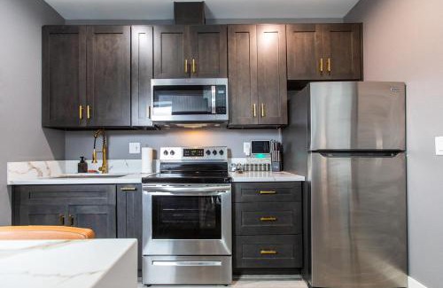 University Heights Apartment | Balcony-studio-wd-walk-to-restaurants&park