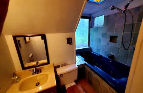 Stanardsville Apartment | Balcony Suite at White Lotus Eco Spa Retreat