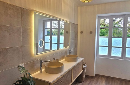 La Roche-sur-Yon Bed & Breakfast | Bali bed and breakfast with heated pool and secure parking