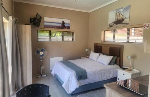 West Beach House | Balmoral Cottage, West Beach