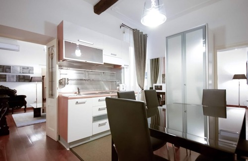 Rione VI Parione Apartment | Banchi Apartment - Three Bedroom Apartment, Sleeps 8