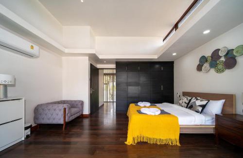 Choeng Thale Villa | Bang Tao 6-bedroom large private pool modern Balinese style leisure holiday villa BBQ family group the park