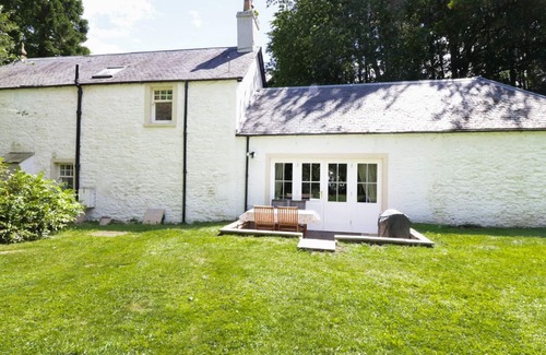 Newtyle Cottage | BANNATYNE LODGE, pet friendly, character holiday cottage in Newtyle
