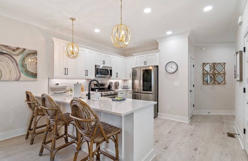 Winchester House | Barefoot Retreat w/kayaks/SUP/fireplace/Community Pool