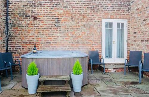 Storwood House | Barn near york with hot tub