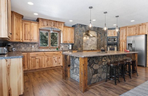 Custer Apartment | Barrel Springs ★ Secluded Stay in a Wonderful Creekside Getaway ★