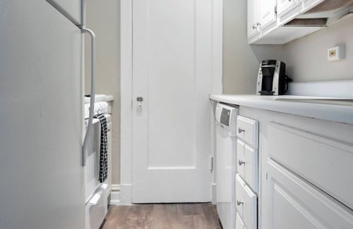 Central West End Apartment | Barsala l Chic 2BD Retreat Near Forest Park, Located in the Central West End