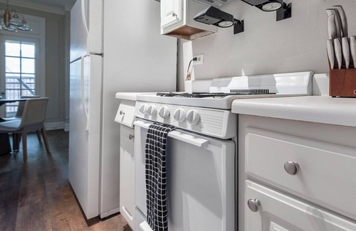 Central West End Apartment | Barsala l Chic 2BD Retreat Near Forest Park, Located in the Central West End