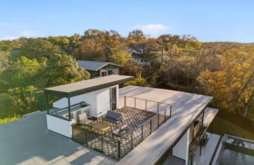 Barton Hills House | Barton Springs Luxe Heated Pool Spa Sleeps 16