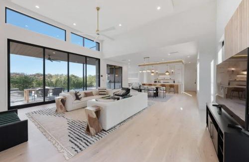 Barton Hills House | Barton Springs Luxe Heated Pool Spa Sleeps 16