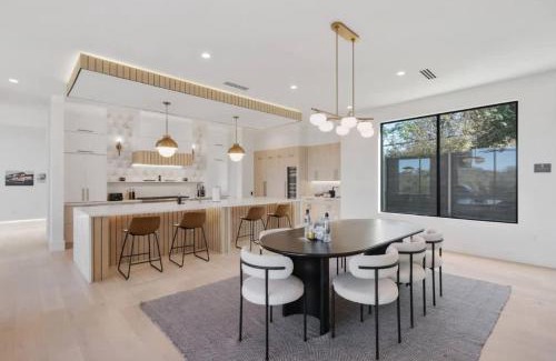 Barton Hills House | Barton Springs Luxe Heated Pool Spa Sleeps 16