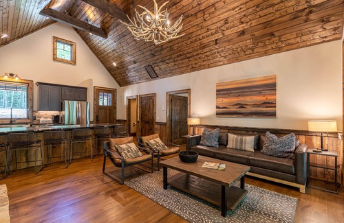 Banner Elk House | BaseCamp at Eagles Nest - 2 suites, hot tub, pet friendly, close to Camp, stream