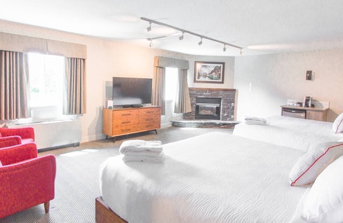 Canmore Cabin | Basecamp Lodge I Deluxe Double King Room