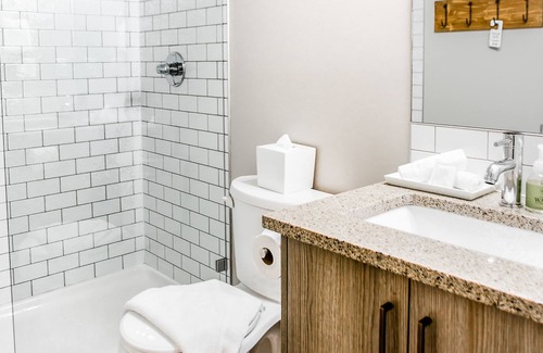 Canmore Cabin | Basecamp Lodge I Deluxe Double King Room