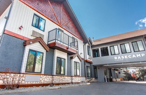 Canmore Cabin | Basecamp Lodge I Deluxe Double King Room