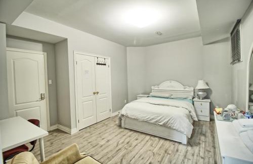 Thornhill House | Basement large Room with Private Bathroom and Free Parking