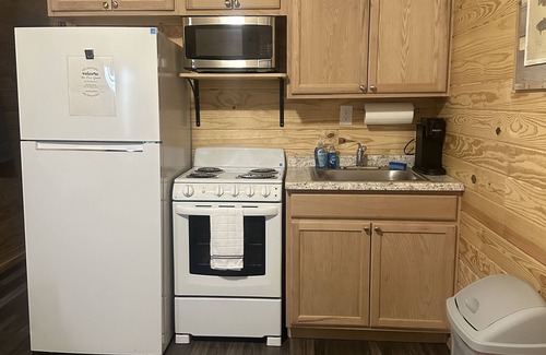 Stevenson Cabin | Bassmasters - Cozy 1-bedroom cabin with WiFi, AC in fabulous Stevenson