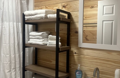 Stevenson Cabin | Bassmasters - Cozy 1-bedroom cabin with WiFi, AC in fabulous Stevenson