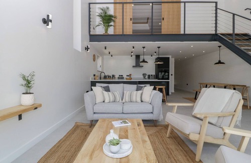 Wincanton Cottage | BASSWOOD BARN, pet friendly, luxury holiday cottage in Wincanton